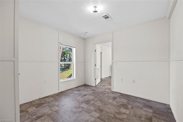 Empty room, Interior