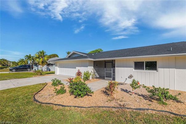 Attached, Exterior, Facade, Ranch