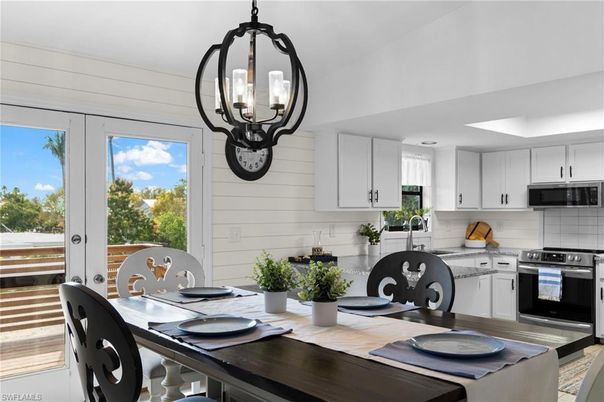 Chandelier, Dining room, Interior, Kitchen, Stainless Steel Appliances