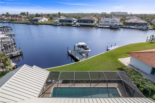Exterior, Lake