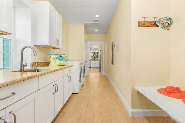 Interior, Recessed Lighting, Washer, Wood Texture Flooring