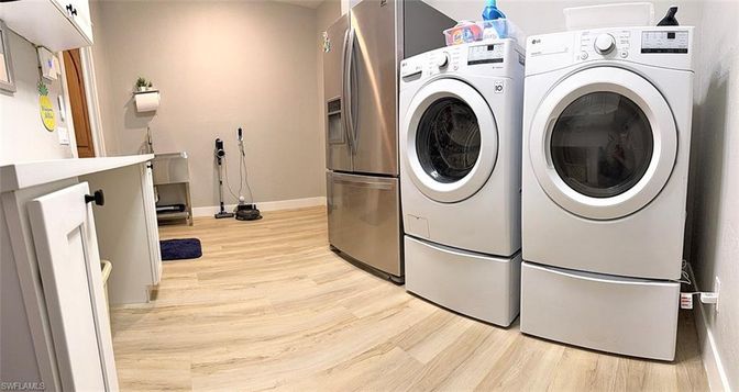 Interior, Utility Closets, Washer, Wood Texture Flooring