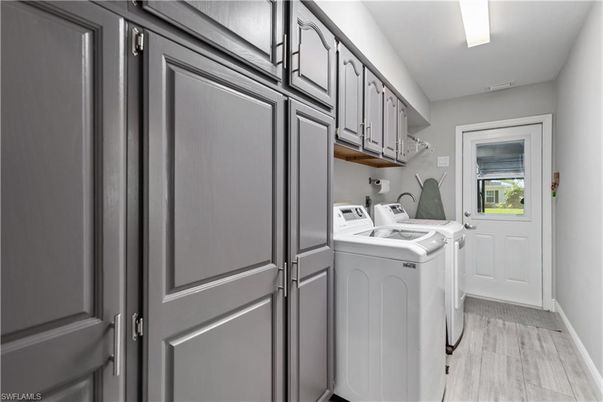 Interior, Washer, Wood Texture Flooring