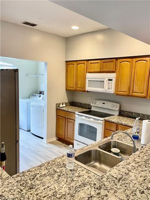 Interior, Recessed Lighting, Washer, Wood Texture Flooring
