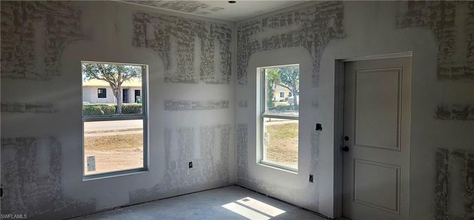 Empty room, Interior