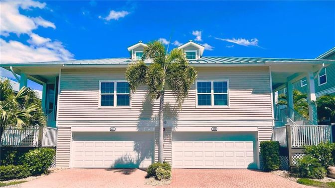 Attached, Exterior, Facade, Raised Ranch