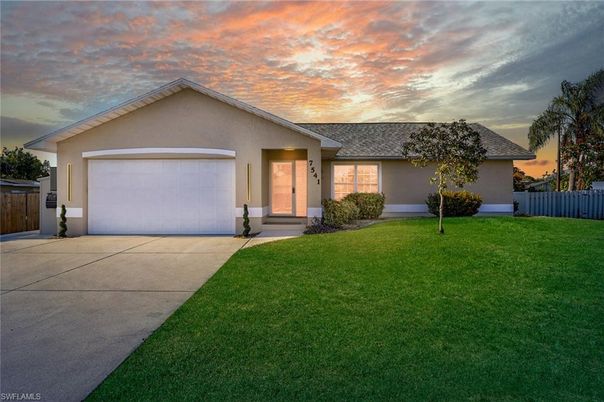 Attached, Exterior, Facade, Ranch