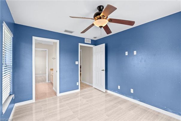 Empty room, Interior