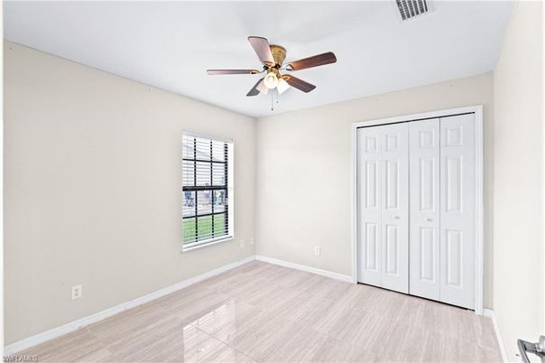 Empty room, Interior