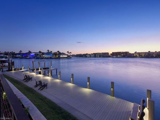 Exterior, Lake