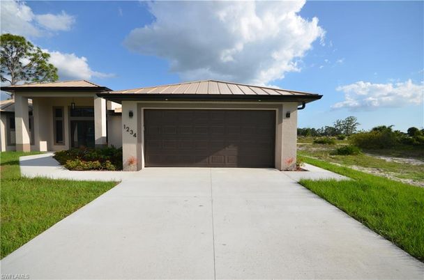 Attached, Exterior, Facade, Ranch