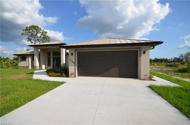 Attached, Exterior, Facade, Ranch