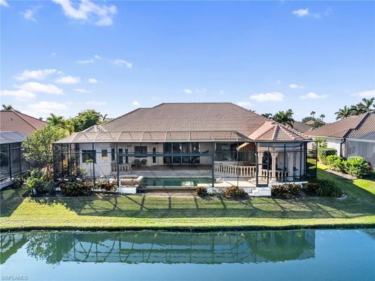 Exterior, Lake