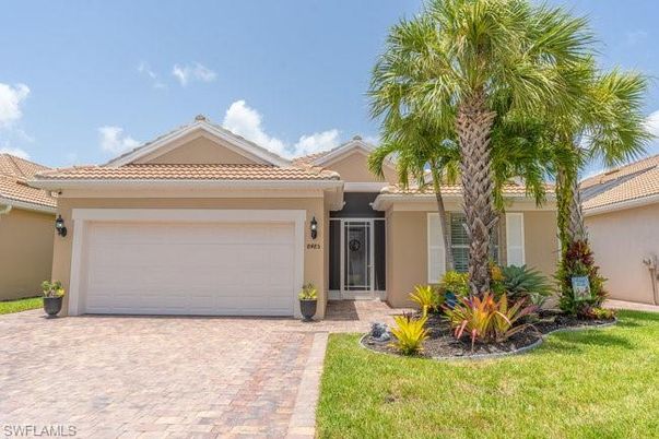 Attached, Exterior, Facade, Mediterranean