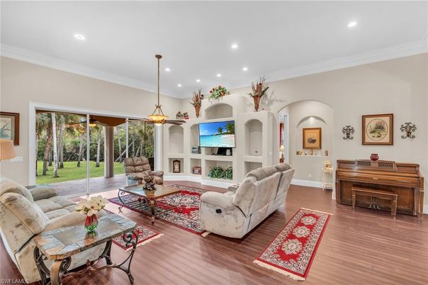 Interior, Living room, Pendant Lights, Piano, Recessed Lighting, Wood Texture Flooring