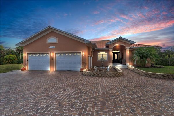 Attached, Exterior, Facade, Ranch