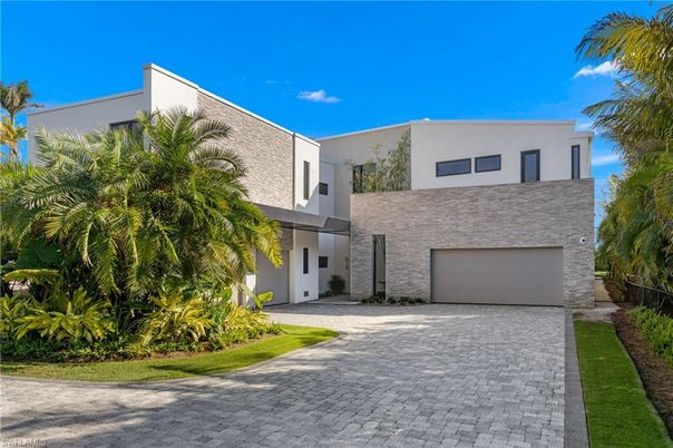 Attached, Exterior, Facade, Modern