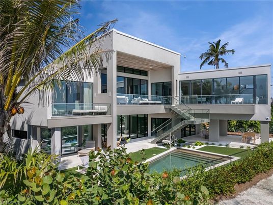 Exterior, Facade, Pool, Modern