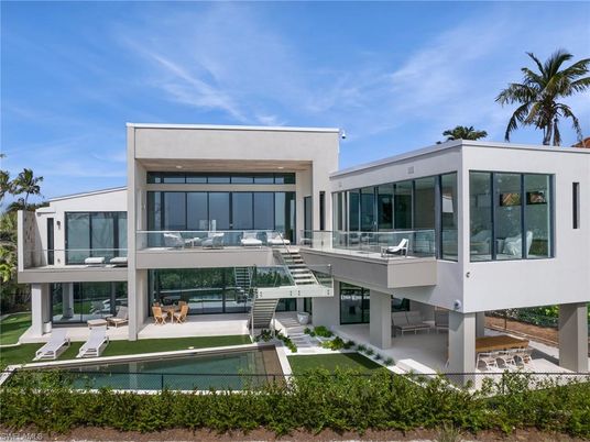 Exterior, Facade, Pool, Modern