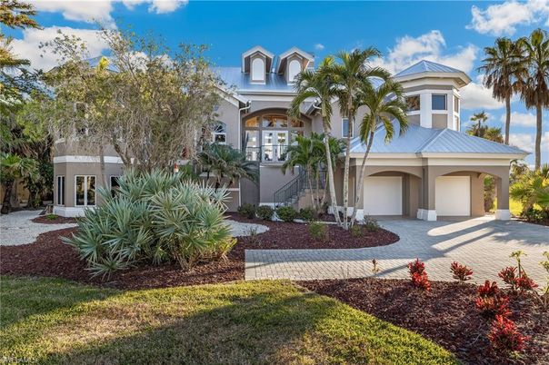 Attached, Exterior, Facade, Mediterranean