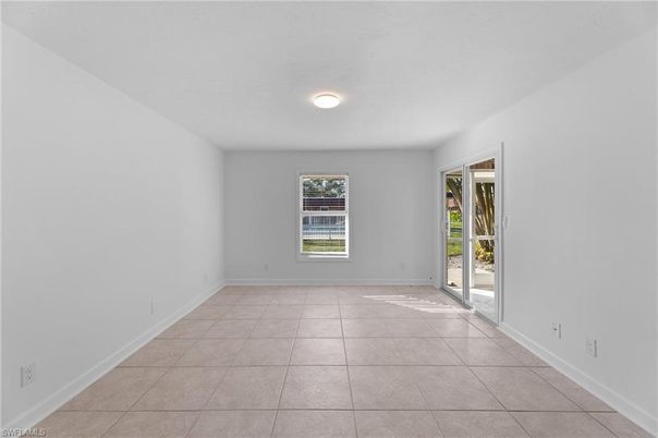 Empty room, Interior