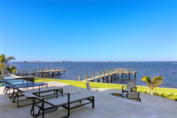 Exterior, Lake