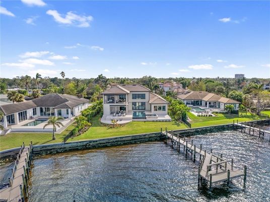 Exterior, Lake