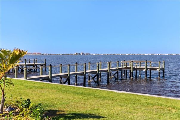 Exterior, Lake