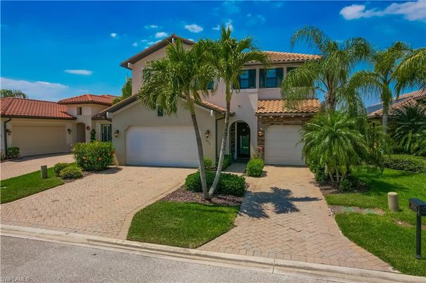 Attached, Exterior, Facade, Mediterranean