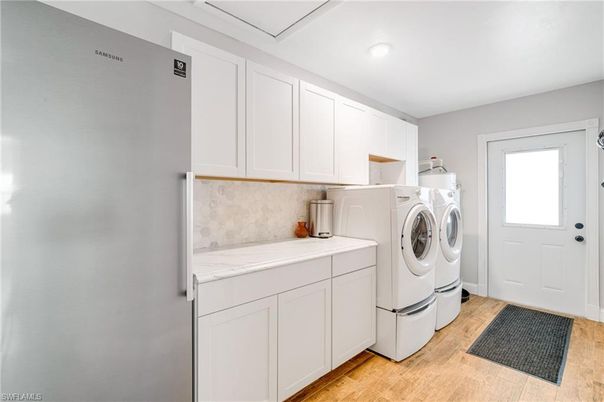 Interior, Recessed Lighting, Washer, Wood Texture Flooring