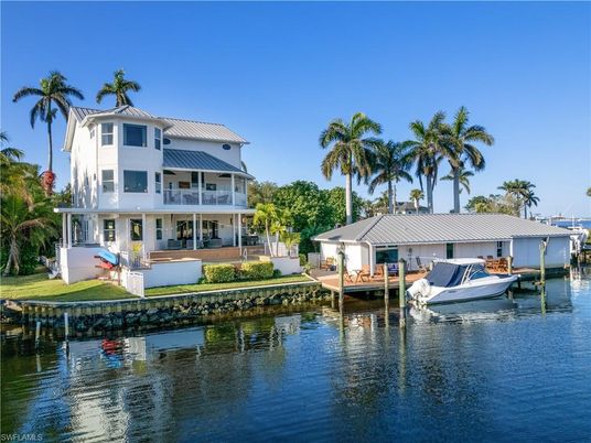 Exterior, Lake