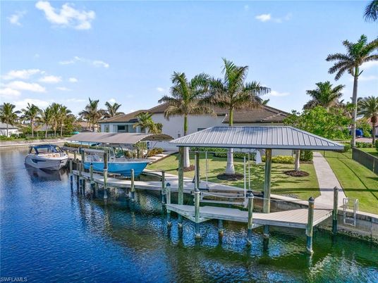 Exterior, Lake
