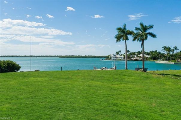 Exterior, Lake