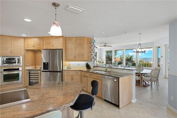 Dining room, Interior, Kitchen, Pendant Lights, Recessed Lighting, Stainless Steel Appliances