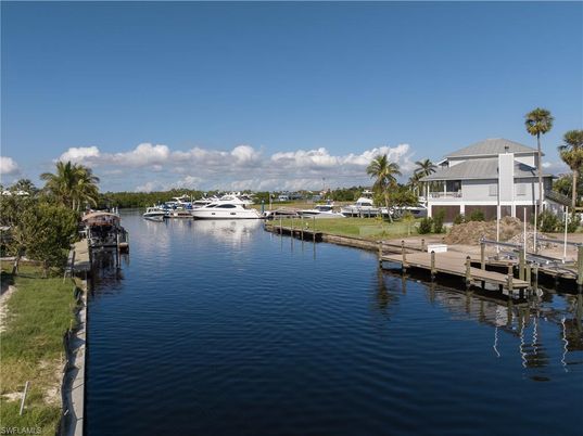Exterior, Lake