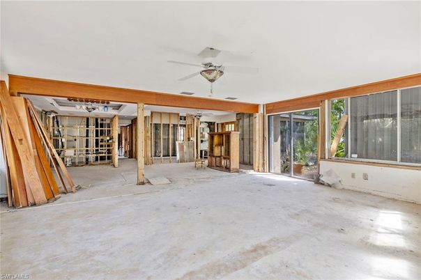 Empty room, Interior