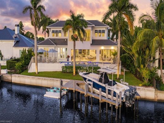 Exterior, Lake