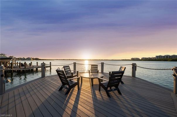 Exterior, Lake