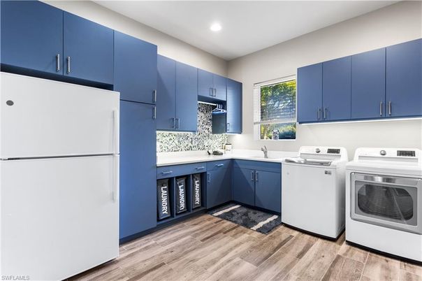 Interior, Recessed Lighting, Washer, Wood Texture Flooring