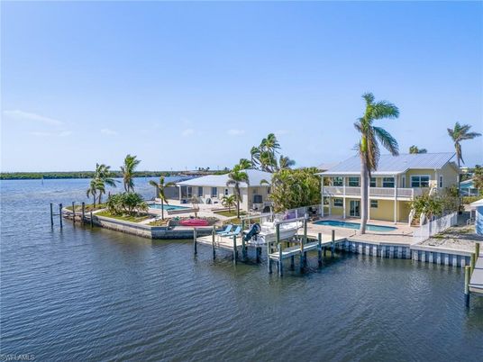 Exterior, Lake