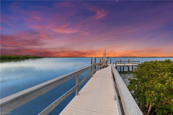 Exterior, Lake