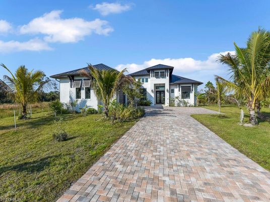 Backyard, Exterior, Facade, Ranch