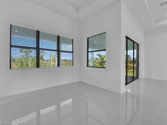 Empty room, Interior