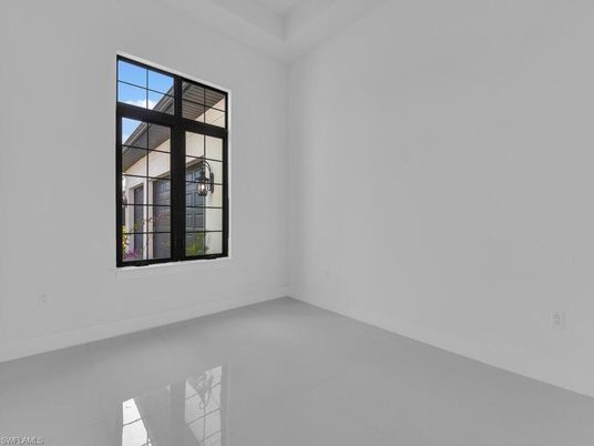 Empty room, Interior