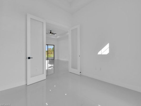 Empty room, Interior
