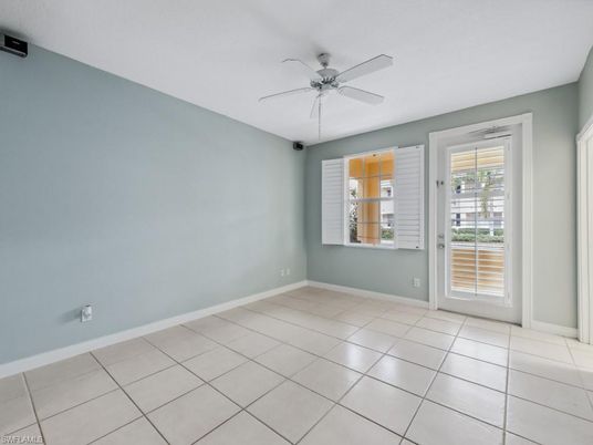 Empty room, Interior