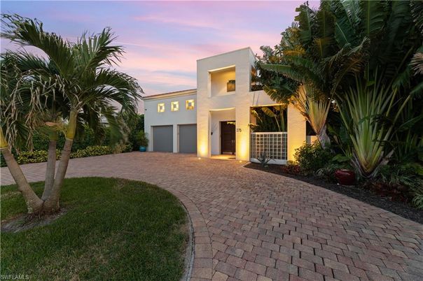Attached, Backyard, Exterior, Facade, Modern