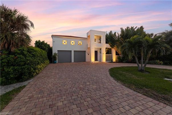 Attached, Exterior, Facade, Modern