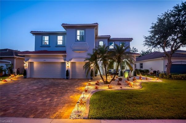 Attached, Exterior, Facade, Mediterranean