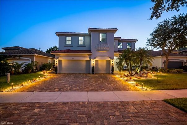 Attached, Exterior, Facade, Mediterranean
